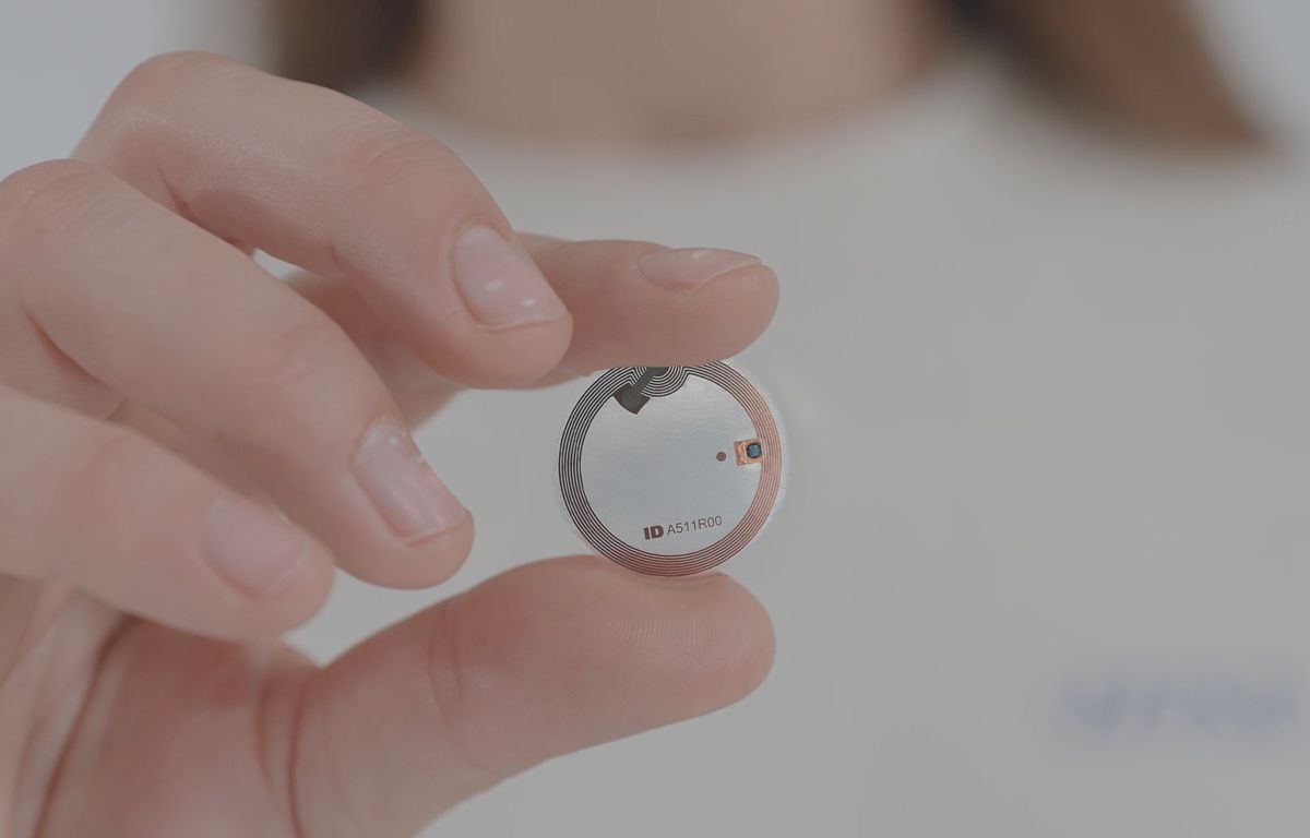 Puce NFC sur produit — identité
